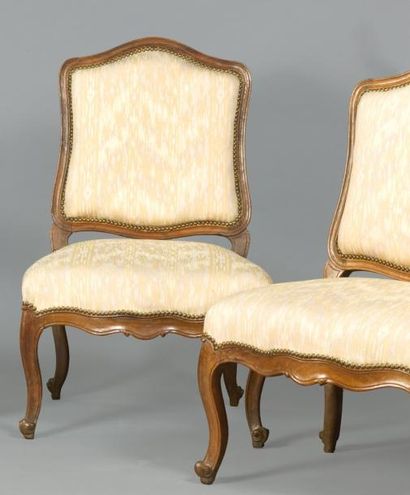 Paire de chaises à dossier plat en noyer...