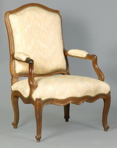 Fauteuil à dossier plat en bois naturel mouluré,...