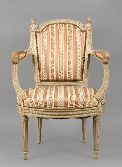 Fauteuil cabriolet en bois naturel mouluré...