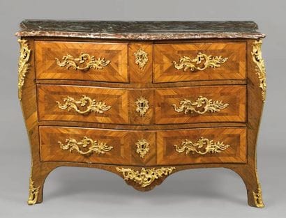 Commode galbée en bois de placage marqueté...
