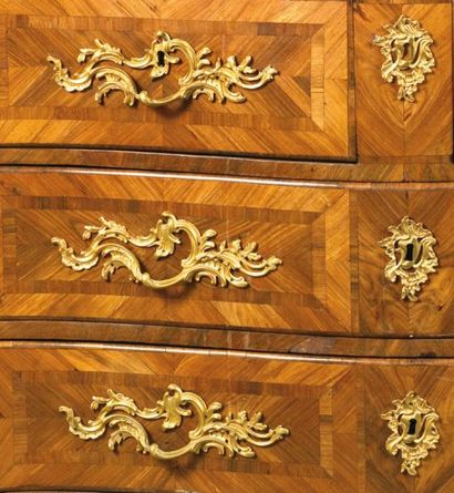 Commode galbée en bois de placage marqueté...