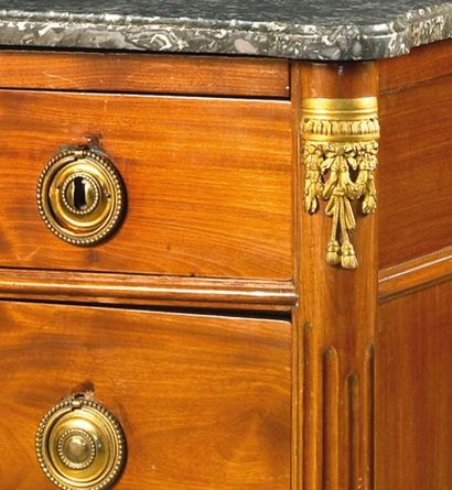 Commode de forme droite en acajou, la façade...
