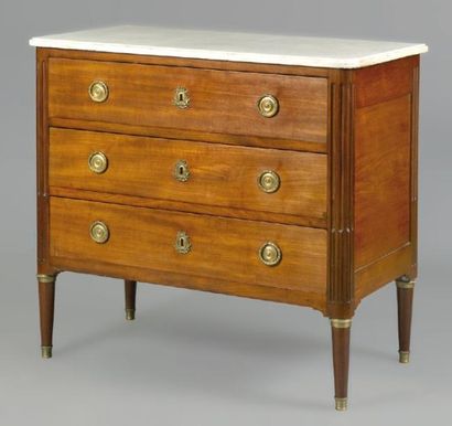 Commode de forme droite, en acajou, ouvrant...