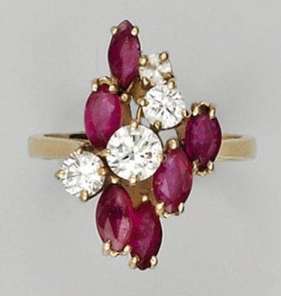 Bague de genre marquise en or jaune ornée...