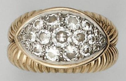 Bague en or jaune et platine à motif navette...