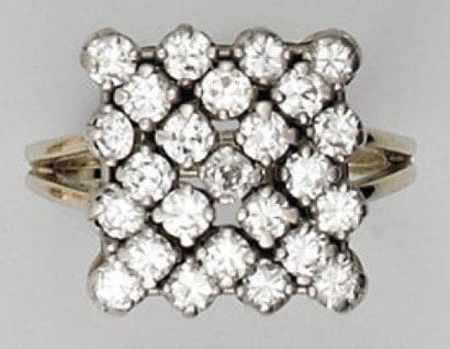 Bague en or gris et platine à motif carré...