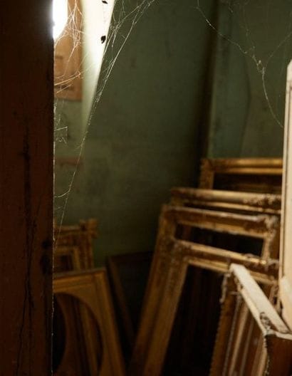 Romantic period frame in wood and gilded...