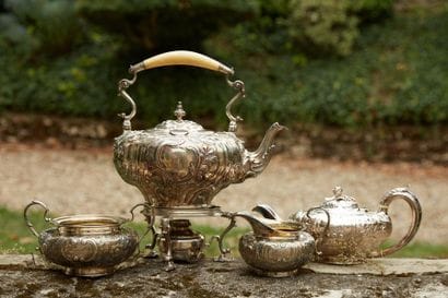 ODIOT - Part of a silver tea service decorated...