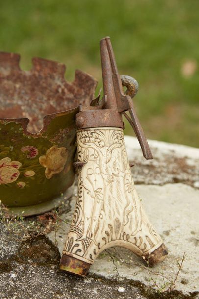 Powder pear made of engraved bone and metal...