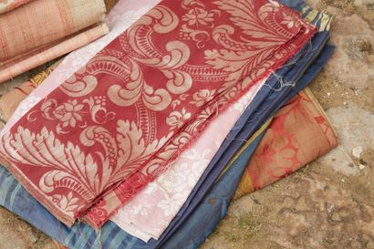 Batch of various fabrics 



Provenance :...