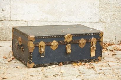 Blue travel trunk (stains)

35 x 91 x 51...