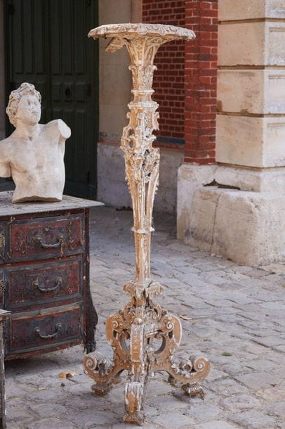 Tripod saddle in carved wood formerly gilded...