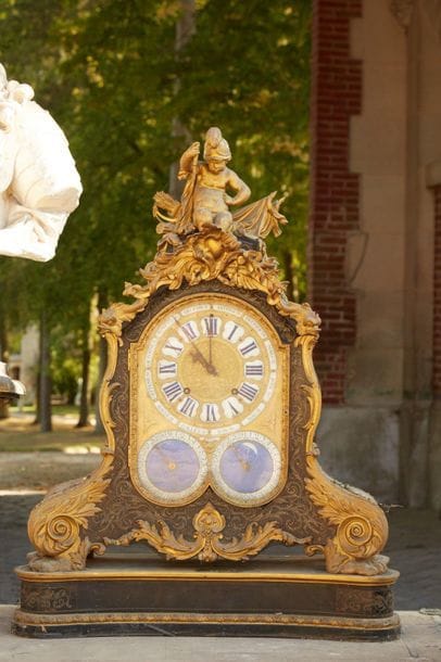 An important pendulum clock with an eventful...