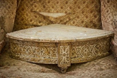 Lacquered wood and gilded stucco (wear and...