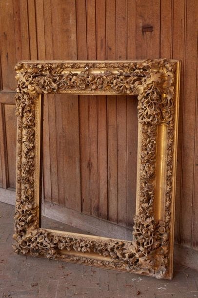 Important frame in carved stuccoed wood and...