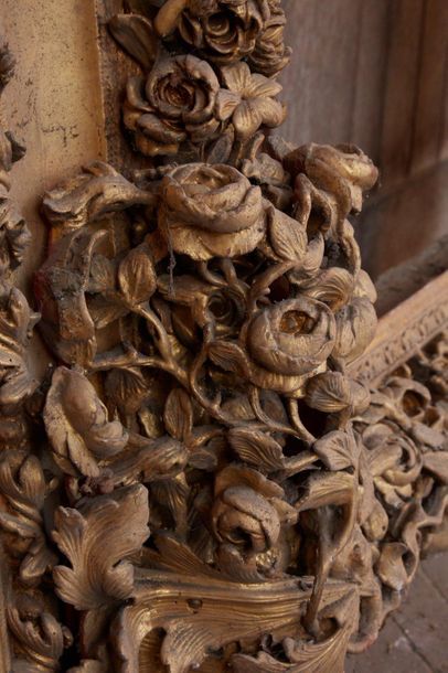 Important frame in carved stuccoed wood and...