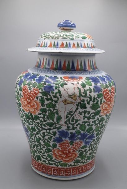 Potiche couverte en porcelaine de Chine polychrome...