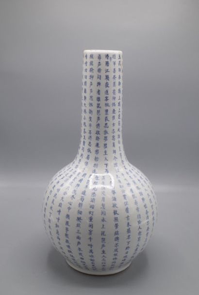 Vase bouteille en porcelaine de Chine blanc...