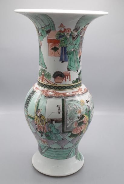 Vase en porcelaine de Chine polychrome de...