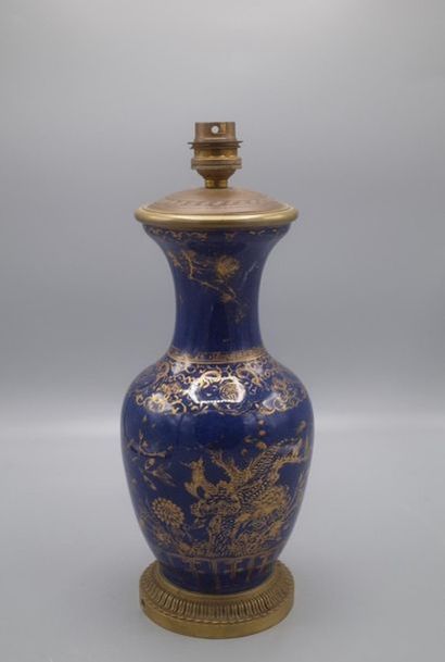 Vase en porcelaine de Chine à fond bleue...