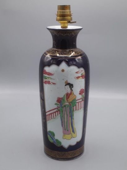 Vase en porcelaine de Chine polychrome à...