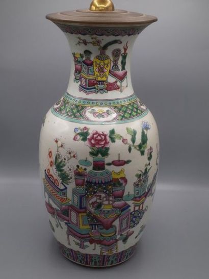 Vase en porcelaine de Chine polychrome à...