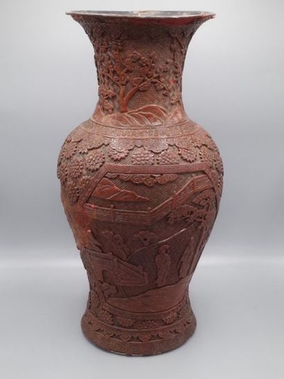 Vase en laque de Chine rouge à décor en relief...