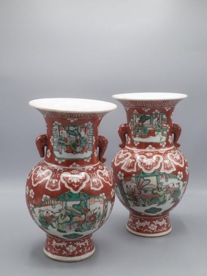 Deux vases en porcelaine de Chine polychrome...