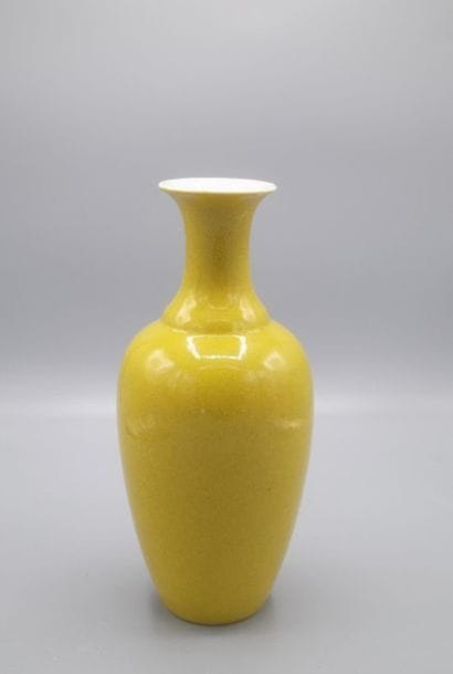 Vase en porcelaine de Chine craquelée jaune...