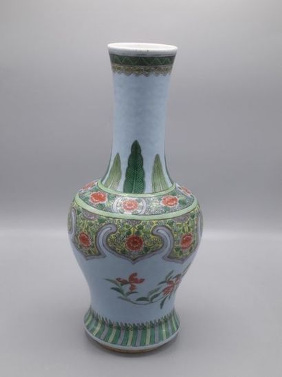 Vase en porcelaine de Chine polychrome à...