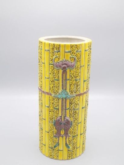 Vase rouleau en porcelaine de Chine polychrome...