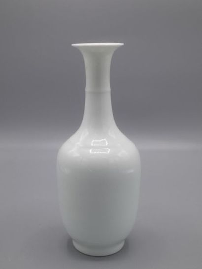 Vase en porcelaine de Chine blanche à long...
