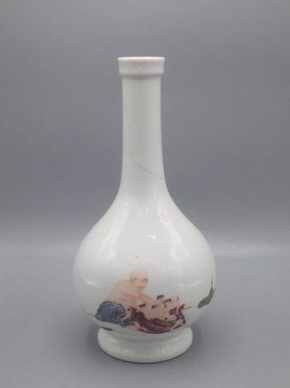 Vase bouteille en porcelaine de Chine Blanche...