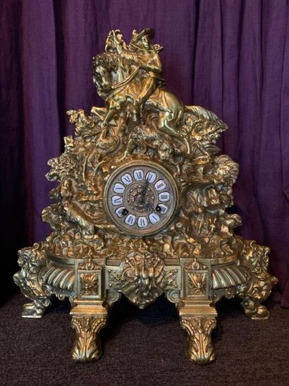Une pendule en bronze doré à décor en relief...