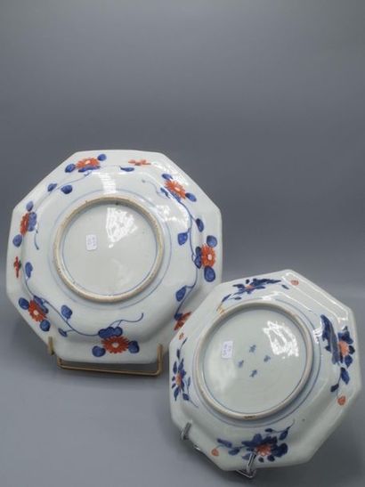 Deux assiettes octogonales en porcelaine...