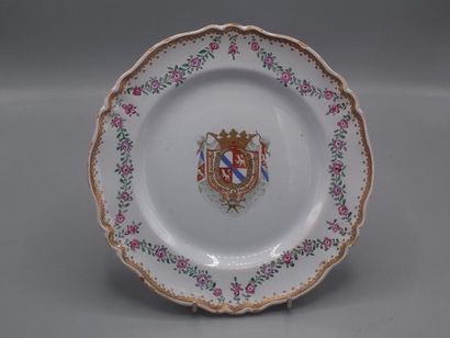 Assiette en porcelaine blanche à décor de...