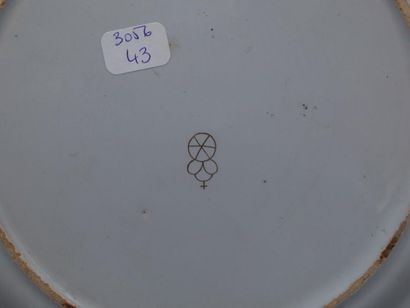 Assiette en porcelaine blanche à décor de...