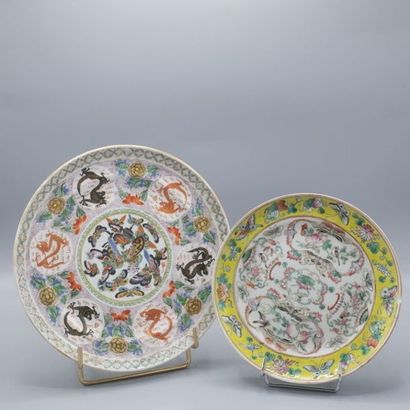 Deux assiettes en porcelaine de Chine polychrome...