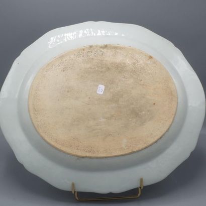 Plat ovale à bords chantournés en porcelaine...