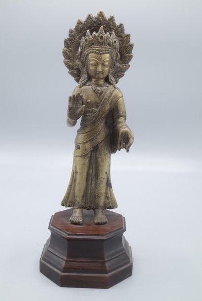 Bouddha debout en bronze, couronne de serpents.

Tibet...