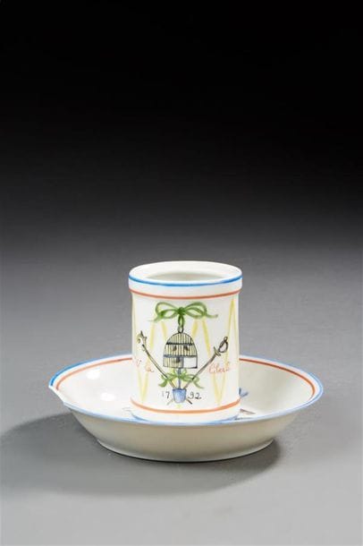 Tasse et sous tasse en porcelaine à décor...