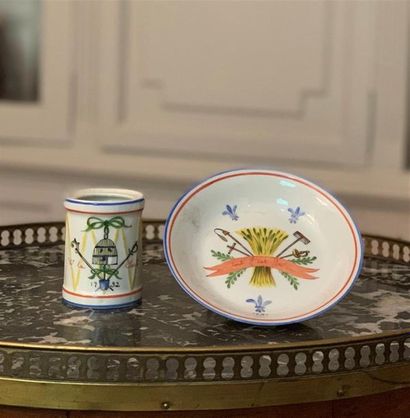 Tasse et sous tasse en porcelaine à décor...