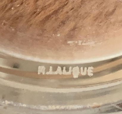 R LALIQUE

Poudrier rond en verre moulé pressé...