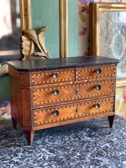 Commode miniature en bois de placage ouvrant...