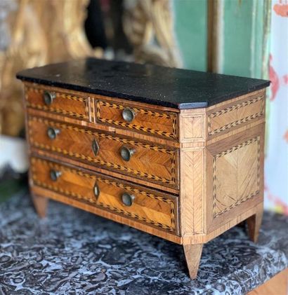 Commode miniature en bois de placage ouvrant...