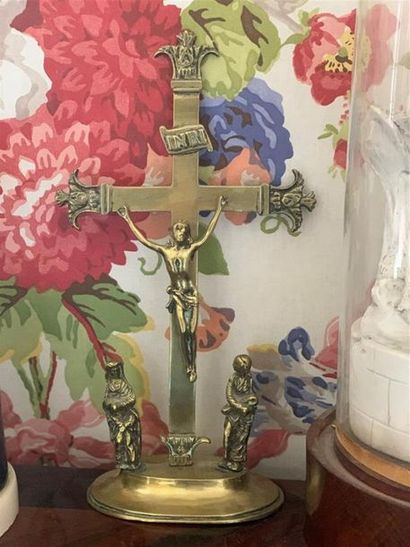 Crucifix en laiton reposant sur une base...