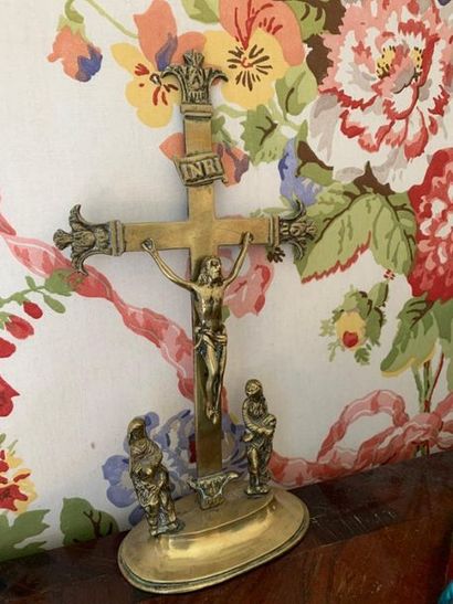 Crucifix en laiton reposant sur une base...