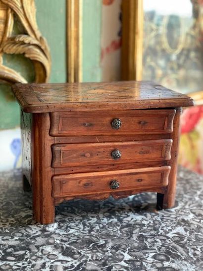 Commode miniature en bois naturel à décor...