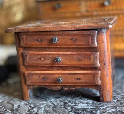 Commode miniature en bois naturel à décor...
