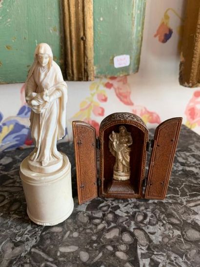 Deux petites statuettes votives, l'une en...